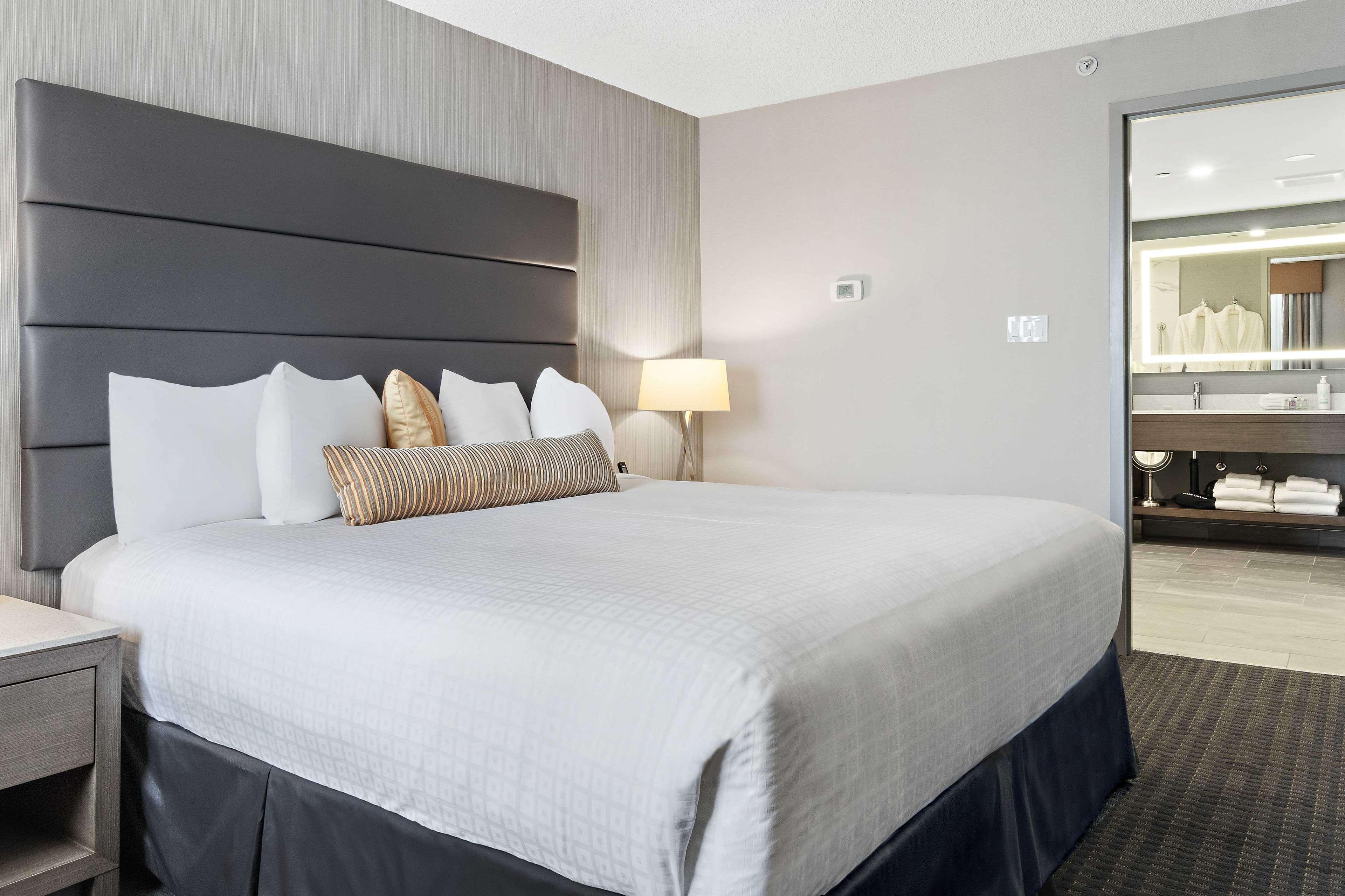 Best Western Premier Calgary Plaza Hotel & Conference Centre Exteriör bild