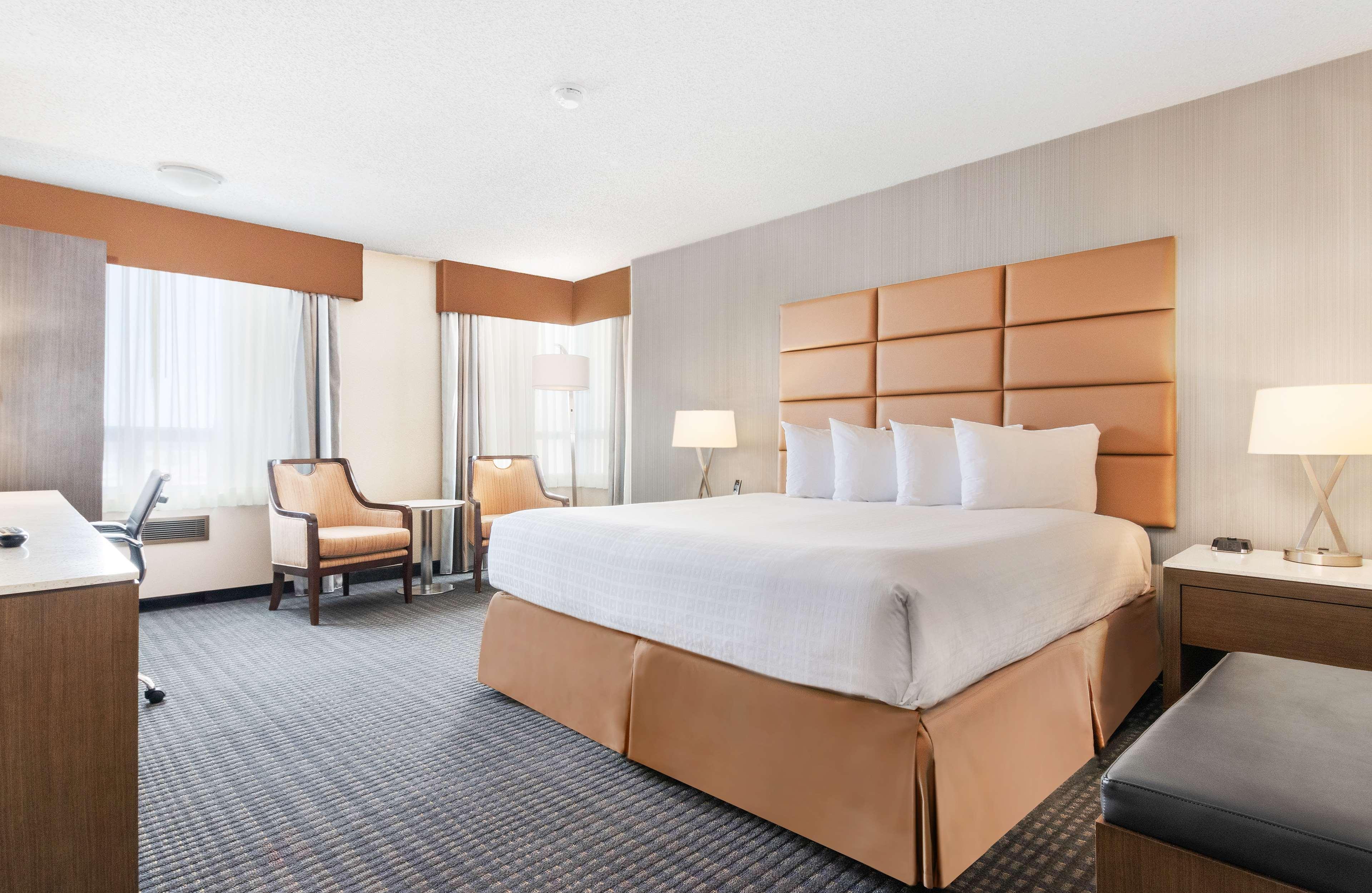 Best Western Premier Calgary Plaza Hotel & Conference Centre Exteriör bild