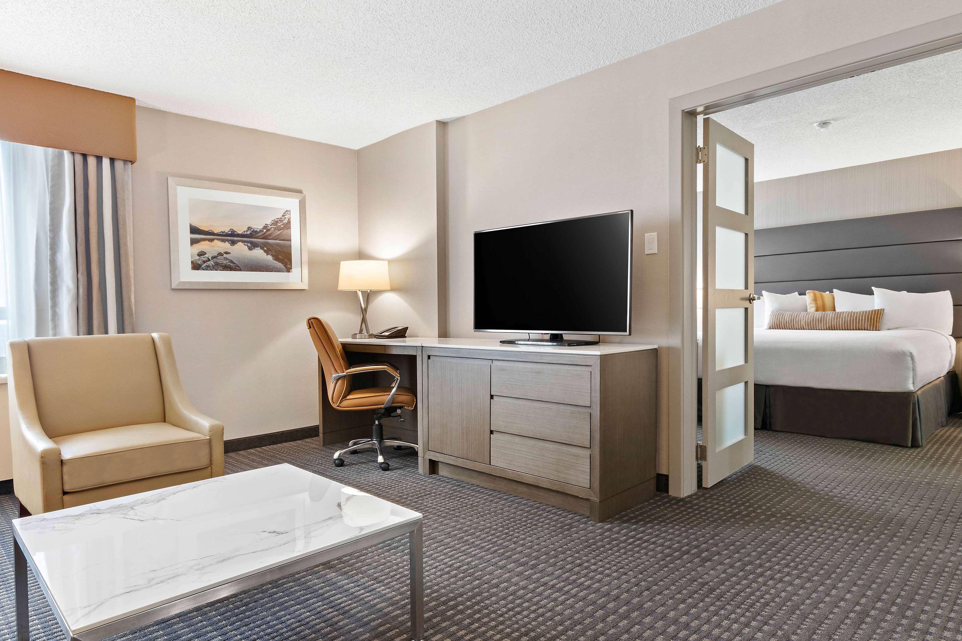 Best Western Premier Calgary Plaza Hotel & Conference Centre Exteriör bild